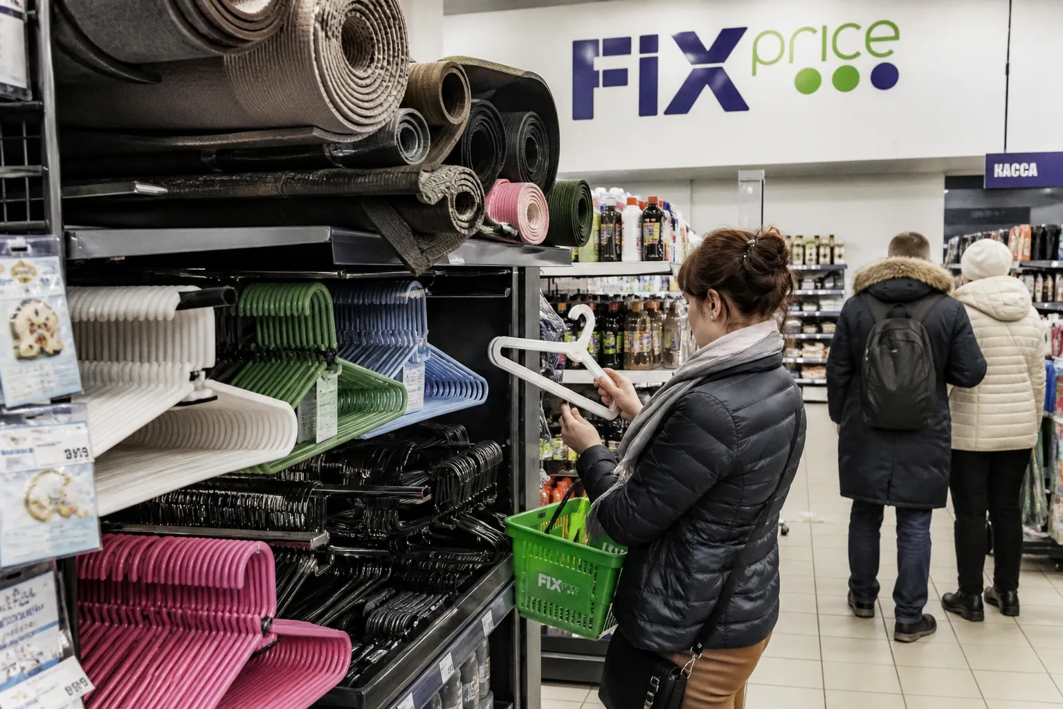 Скупаю плечики в Fix Price упаковками, но не для одежды: 6 неожиданных дачных лайфхаков